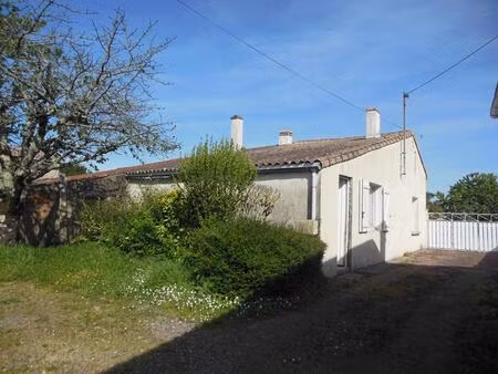 maison de village en ville dans environnement calme sur terrain de 1000 m²