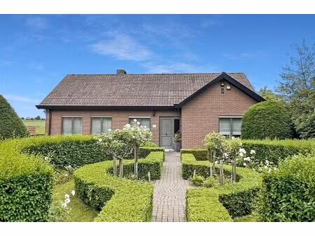 comfortabele villa met een prachtige tuin en praktische bijgebouwen