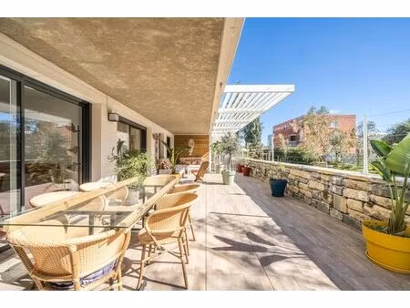 charmant t3 avec vaste terrasse à lattes