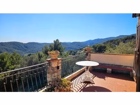 villa de caractère   piscine originale  vue dégagée à 180 °