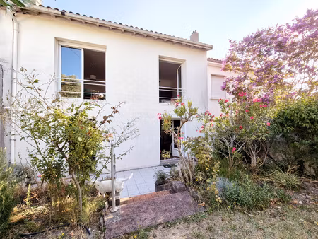 maison années 50 avec grand garage 33 m2 et jardinet plein s