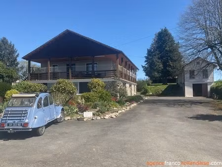 maison avec jolie terrasse  gite et belle vue