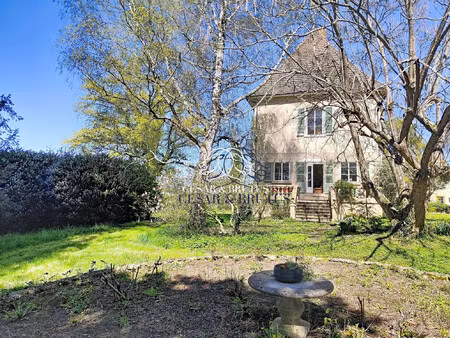 maison de caractère du xviieme siècle de 254m² avec dépendan