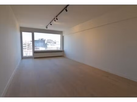 gerenoveerd appartement met 2 slaapkamers en 2 terrassen