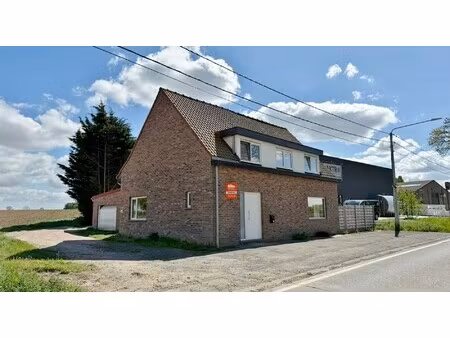 ruime landelijk gelegen woning met zonnige tuin en garage