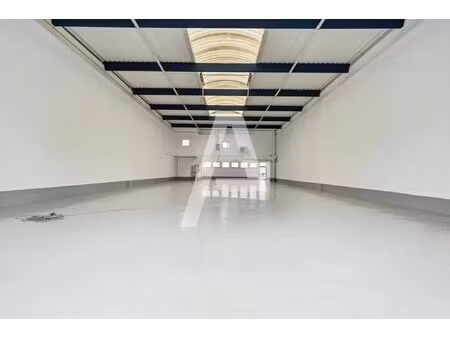 location local d'activités 949 m²