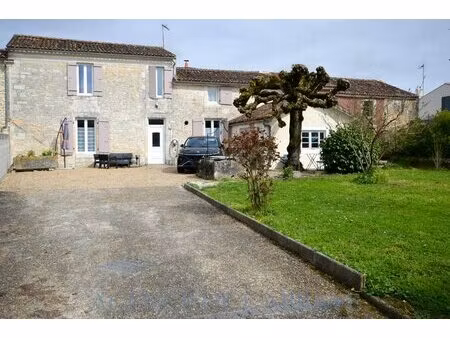 charmante charentaise rénovée 200 m2 montpellier de médillan  terrain +garage