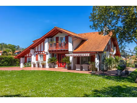 hendaye maison néo-basque rénovée à proximité de l'océan