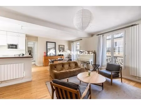 place des victoires – élégant 68 m² – traversant – 2 chambres possibles – parking à...