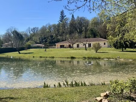 villa de standing avec parc  piscine et étang près de figeac