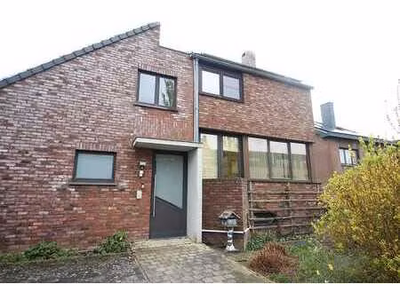 maison spacieuse avec magnifique jardin