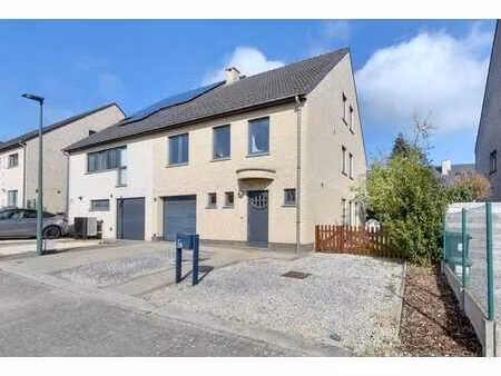 instapklare halfopen bebouwing (2007) met tuin op een zee...