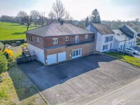 bâtiment 254m2 av possib. mag.  bur.  log.  ... à 3' de la