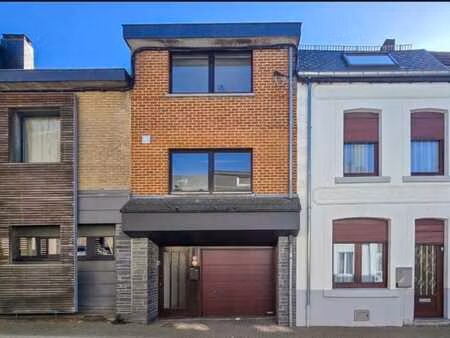 maison avec garage et jardin en ville