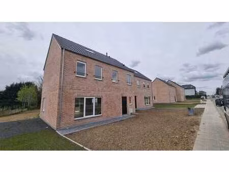 belle maison neuve avec grand terrain