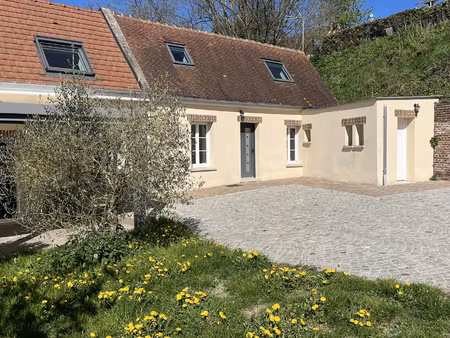 maison avec vue sur une campagne vallonnée