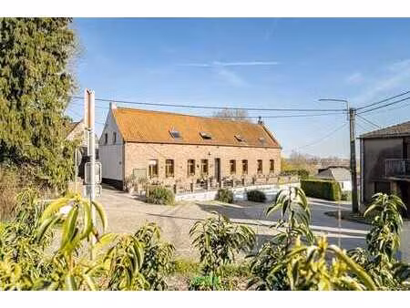 situation optimale pour cet immeuble mixte.