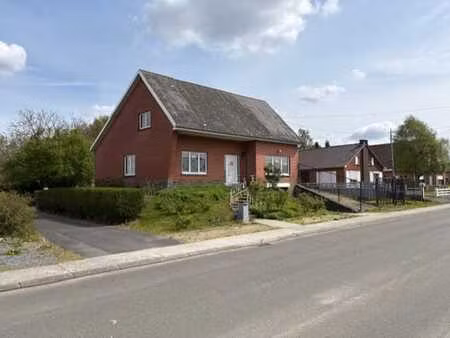 maison 4 façades avec grand terrain de 5500 m2 à hensies