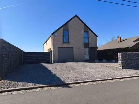 maison 4 façades avec jardin quartier résidentiel
