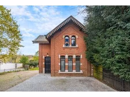 maison avec grand terrain et multiples possibilités