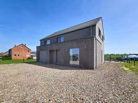 villa de 2019 avec jardin et garage  proche des commodités