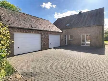 villa 4 chambres + 1 pos au rez double garage et jardin