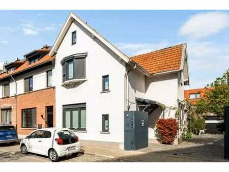 maison semi-mitoyenne avec un magnifique jardin et garage
