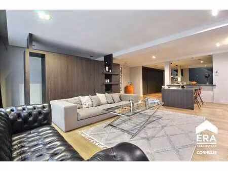 arrière maison d'architecte avec cour et garage