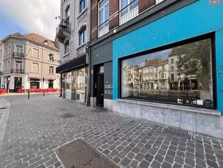 commerce sur la place du châtelain