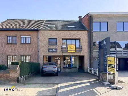 maison commerciale avec appartement en duplex et jardin!