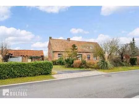 karaktervolle hoeve met schuur in het landelijke sinaai.