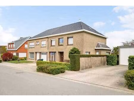 maison spacieuse à moitié ouverte avec 4 chambres  jardin e