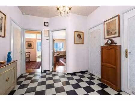 appartement avec potentiel à deux pas de la coupure