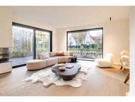 villa de construction récente située dans un quartier calme