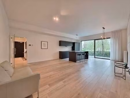 hermann-debroux - rdc 3ch. avec terrasse et jardin - parking