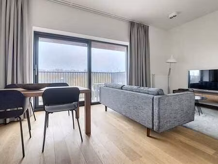 joli studio non meublé avec coin chambre et terrasse