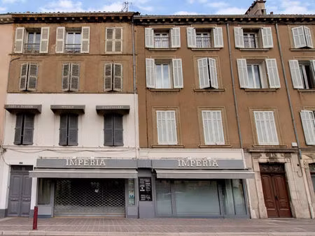 a vendre en exclusivite ! immeuble vidauban- emplacement n°1 - local commericial - 3 apprt