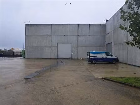 bâtiment industriel avec quais de chargemen