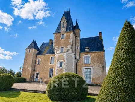 manoir des xvi-xviiie siècles inscrit mh rénové  dépendances et