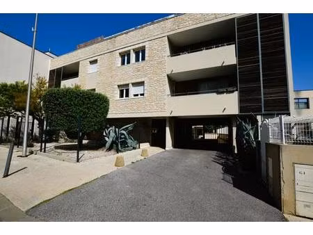 à vendre à castelnau-le-lez double place de parking dans une résidence de standing - résid