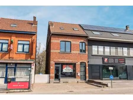 maison commercial avec espace de vie  garage et jardin