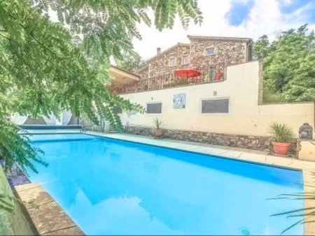 propriété d'exception à banne : le luxe au cœur de l'ardèche sauvage