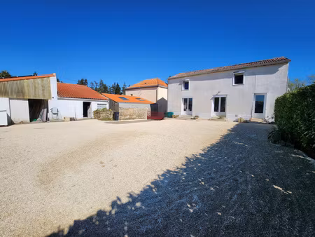 maison en pierre rénovée avec diverses dépendances et 4 chambres