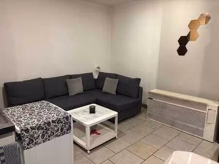 studio lumineux au rez-de-chausee ideal pour personne seule