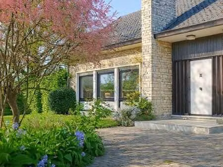 belle villa avec grand jardin