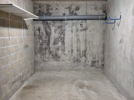 garage fermé 14 m2 avec lumière et prise électrique dans résidence sécurisée