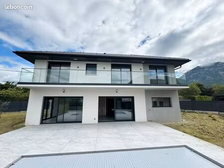 maison neuve à louer avec piscine