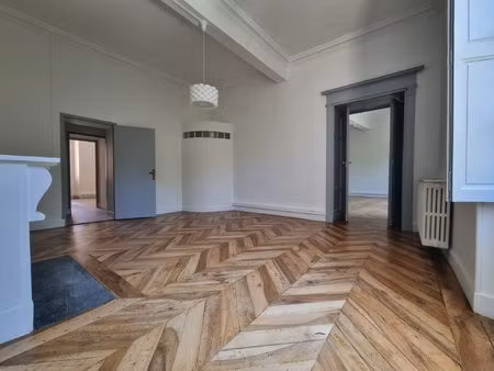 local/bureau vendu libre