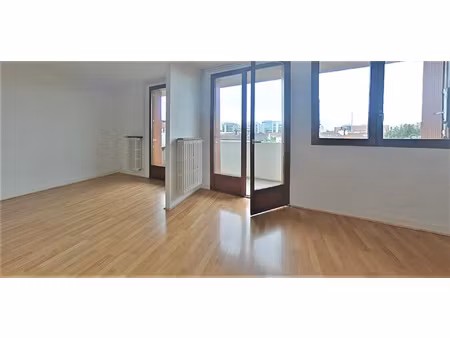 spacieux t3/4 avec balcon et parking  croix de pierre