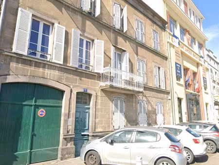 lot d'anciens appartements avec cours à renover